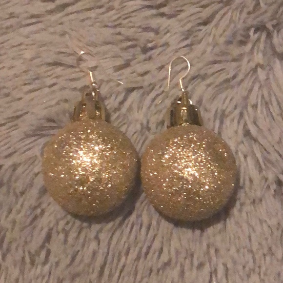 Jewelry - Ornament earrings